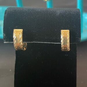 Gorgeous 18k Square Earrings - Huggies - Elegant - BRAND NEW